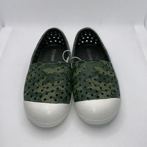 Old Navy camouflage water shoes size 6